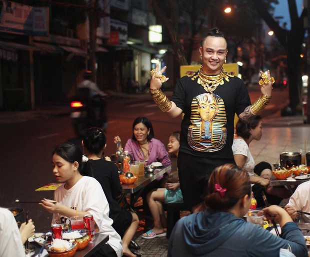 Chủ quán chân gà đeo gần 100 lượng vàng trên người: Ngủ vẫn đeo, đi xa có người bảo vệ - Ảnh 4. Chủ quán chân gà đeo gần 100 lượng vàng trên người: Ngủ vẫn đeo, đi xa có người bảo vệ - Ảnh 4.