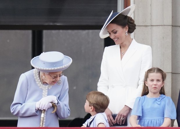 Thời khắc khó quên: Nữ hoàng Anh rạng rỡ xuất hiện trên ban công Cung điện, có cử chỉ đầy xúc động với con nhà Công nương Kate - Ảnh 6.