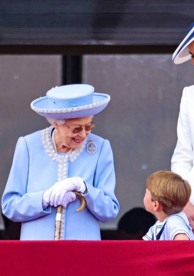 Thời khắc khó quên: Nữ hoàng Anh rạng rỡ xuất hiện trên ban công Cung điện, có cử chỉ đầy xúc động với con nhà Công nương Kate - Ảnh 7.