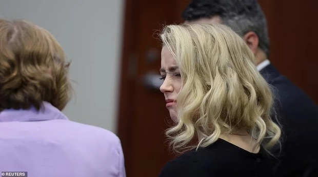 Toàn cảnh phiên tòa phán quyết vụ kiện bom tấn: Đội Johnny Depp rời tòa trong tiếng vỗ tay, Amber Heard mếu máo vì thua kiện - Ảnh 6.