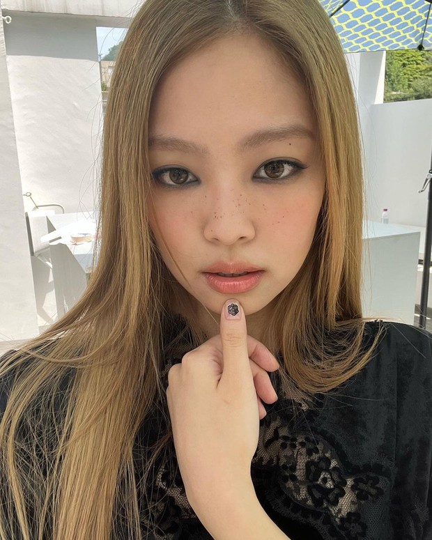 Jennie tung ảnh gốc chưa chỉnh sửa khoe eo bé khó tin, nhan sắc chuẩn nữ thần khiến dân mạng dậy sóng - Ảnh 1. Jennie tung ảnh gốc chưa chỉnh sửa khoe eo bé khó tin, nhan sắc chuẩn nữ thần khiến dân mạng dậy sóng - Ảnh 1.