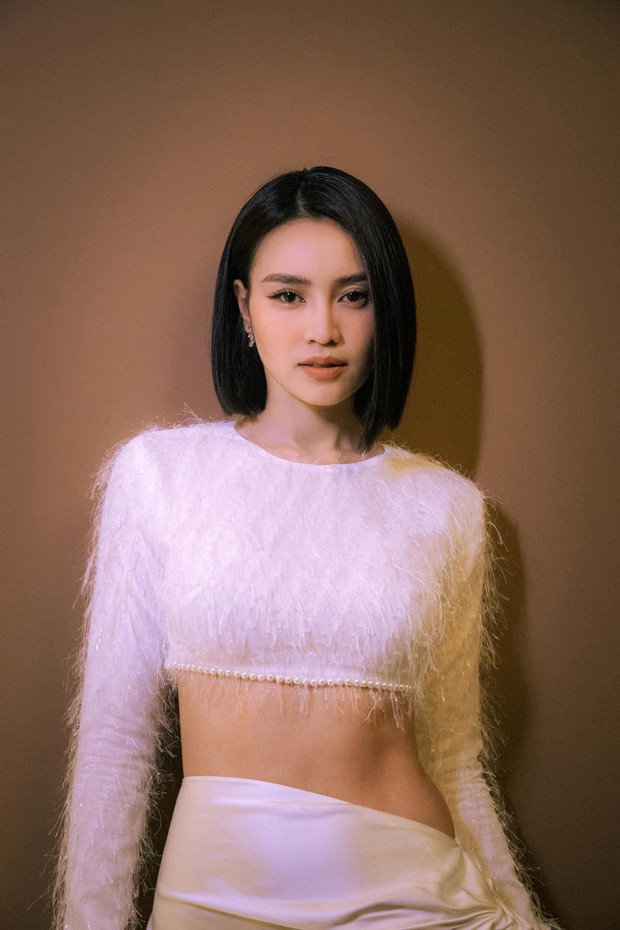 Mặc lại váy của Ninh Dương Lan Ngọc, Hoa hậu Thùy Tiên gây chú ý với vòng eo con kiến sexy - Ảnh 9.