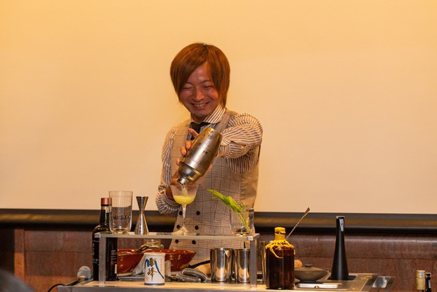18 tuổi lên thành phố xin việc, 39 tuổi bartender vĩ đại nhất Nhật Bản đoạt nhiều giải thưởng danh giá châu Á, vẫn tự tay chăm sóc vườn thảo dược không ngại nắng mưa - Ảnh 3.