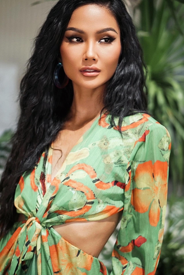Hoa hậu HHen Niê hoang dã và nóng bỏng trong bộ ảnh mới - Ảnh 3.