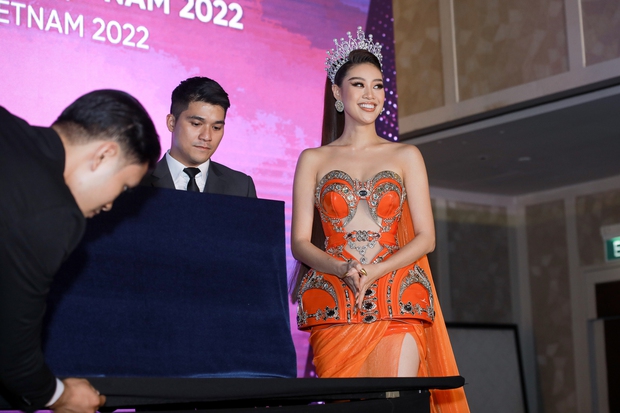 Sự kiện Hoa hậu Hoàn vũ Việt Nam 2022: Khánh Vân nổi bần bật, Top 41 thí sinh đọ sắc trên thảm đỏ, vương miện được công bố - Ảnh 6.
