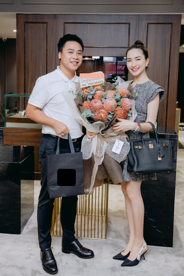 Cuộc sống hiện tại của Hoàng Oanh - Hoà Minzy: Nhan sắc thăng hạng và niềm hạnh phúc bên quý tử! - Ảnh 7. Cuộc sống hiện tại của Hoàng Oanh - Hoà Minzy: Nhan sắc thăng hạng và niềm hạnh phúc bên quý tử! - Ảnh 7.