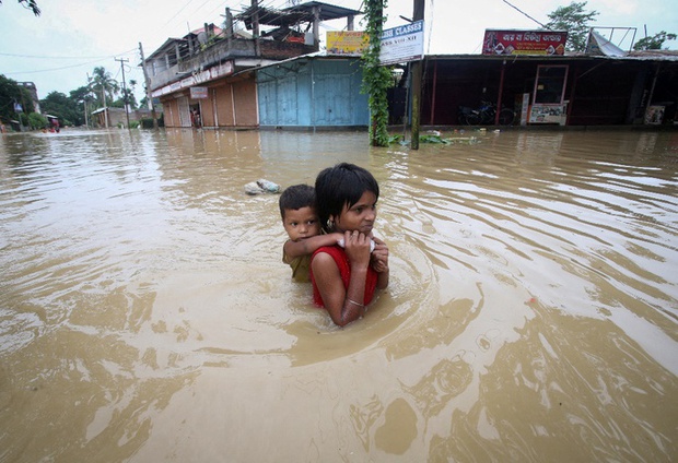 Mưa lũ khủng khiếp ở Ấn Độ, Bangladesh, nhấn chìm cả sân bay - Ảnh 2.