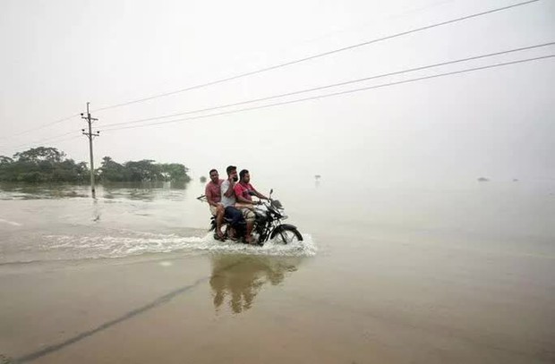 Mưa lũ khủng khiếp ở Ấn Độ, Bangladesh, nhấn chìm cả sân bay - Ảnh 3.