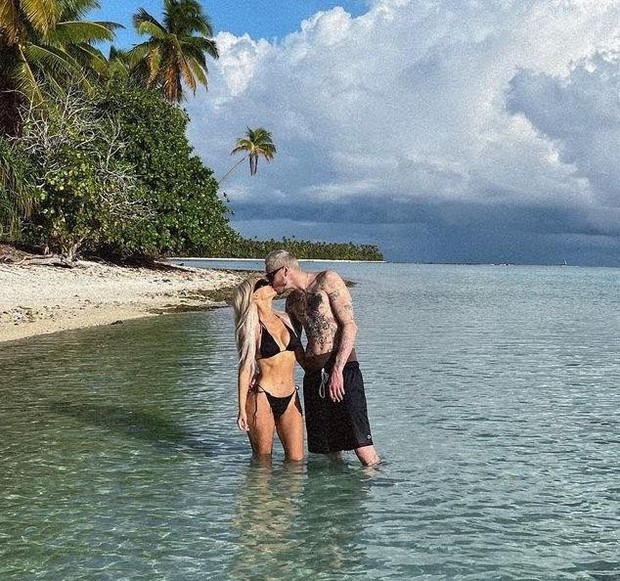 Kim Kardashian quấn quýt Pete Davidson ở biển sau khi tình trẻ vượt qua nội dung kiểm tra bạn trai - Ảnh 6.
