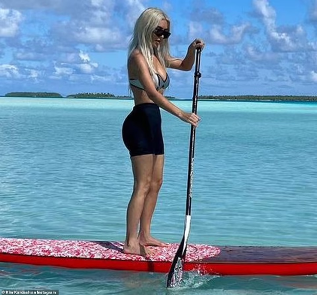 Kim Kardashian quấn quýt Pete Davidson ở biển sau khi tình trẻ vượt qua nội dung kiểm tra bạn trai - Ảnh 8.