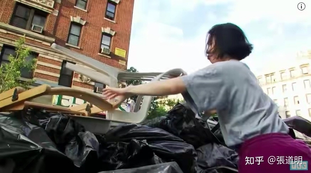 Tiết kiệm đến keo kiệt ở New York: Nhặt thức ăn trong thùng rác, 8 năm không sắm quần áo để mua nhà  - Ảnh 2.