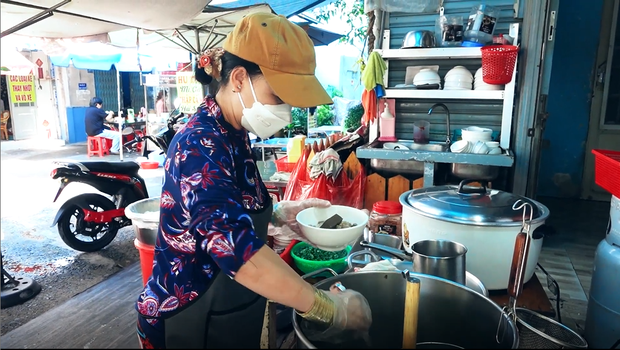 Bão giá gõ cửa từ nhà đến chợ, ngấm từ dân công sở đến tài xế: Thực phẩm tăng, vé xe tăng, đến tô bún ăn sáng cũng không còn nguyên giá - Ảnh 3. Bão giá gõ cửa từ nhà đến chợ, ngấm từ dân công sở đến tài xế: Thực phẩm tăng, vé xe tăng, đến tô bún ăn sáng cũng không còn nguyên giá - Ảnh 3.