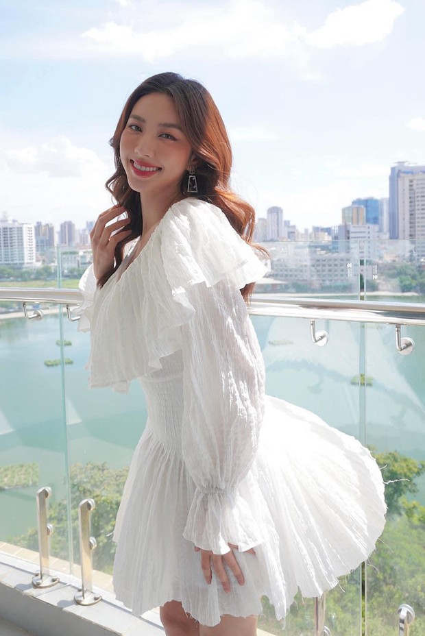 Diện váy trắng giản dị, Thùy Tiên vẫn đẹp hút hồn với nhan sắc thăng hạng sau 6 tháng đăng quang - Ảnh 1.