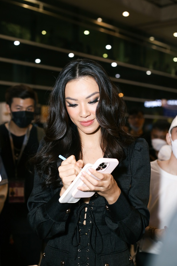 Đương kim Miss Universe 2021 đổ bộ Việt Nam, Kim Duyên và fan đích thân ra sân bay chào đón - Ảnh 6.