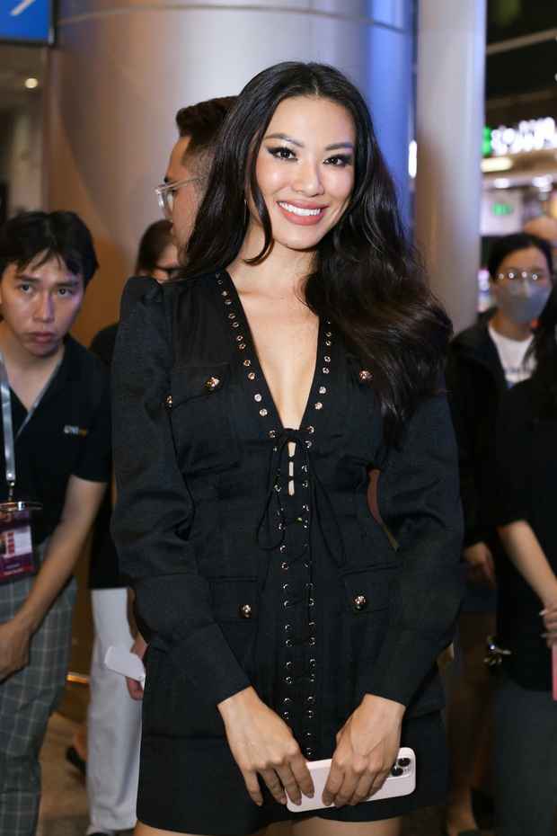 Đương kim Miss Universe 2021 đổ bộ Việt Nam, Kim Duyên và fan đích thân ra sân bay chào đón - Ảnh 7.