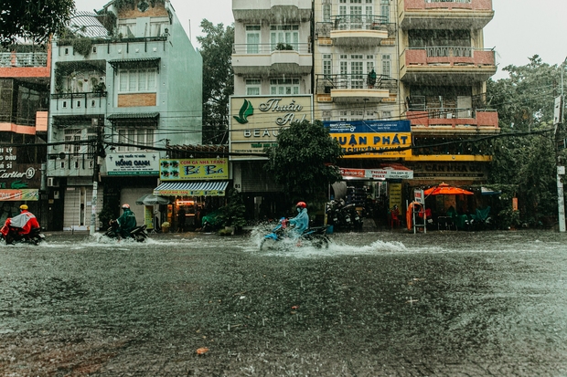 TP.HCM mưa trắng trời khiến nhiều tuyến phố ngập sâu: Người dân chật vật tát nước khỏi nhà, trẻ nhỏ thích thú nô đùa - Ảnh 15.