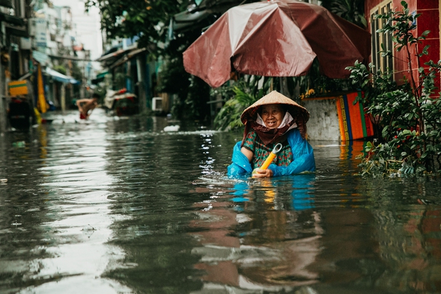 TP.HCM mưa trắng trời khiến nhiều tuyến phố ngập sâu: Người dân chật vật tát nước khỏi nhà, trẻ nhỏ thích thú nô đùa - Ảnh 12. TP.HCM mưa trắng trời khiến nhiều tuyến phố ngập sâu: Người dân chật vật tát nước khỏi nhà, trẻ nhỏ thích thú nô đùa - Ảnh 12.