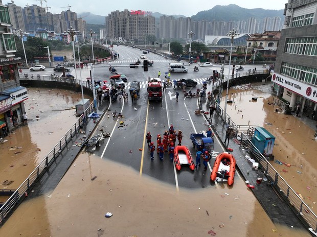 Chùm ảnh: Mưa lũ kỷ lục càn quét Trung Quốc, nhiều ngôi nhà bị nhấn chìm khiến người dân buộc phải di tản - Ảnh 4.