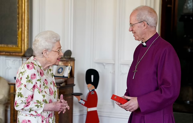 Nữ hoàng Anh xuất hiện với chi tiết khác thường, tặng đặc ân mới cho vợ chồng Công nương Kate - Ảnh 2.