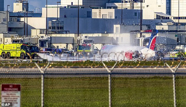 Máy bay gặp sự cố phải hạ cánh khẩn cấp và bốc cháy tại sân bay Miami - Ảnh 2.