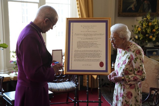 Nữ hoàng Anh xuất hiện với chi tiết khác thường, tặng đặc ân mới cho vợ chồng Công nương Kate - Ảnh 3.