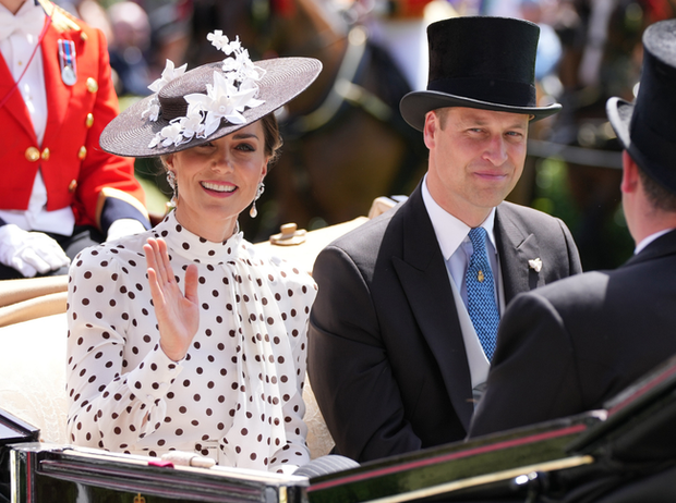 Nữ hoàng Anh xuất hiện với chi tiết khác thường, tặng đặc ân mới cho vợ chồng Công nương Kate - Ảnh 4.