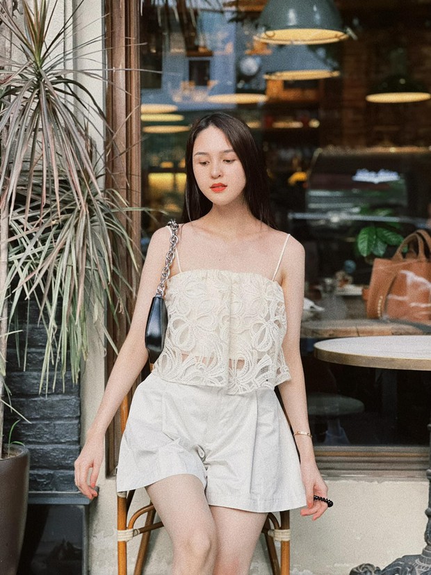 Hà Kiều Anh mặc váy xẻ vòng 1 nóng bỏng, Đỗ Mỹ Linh diện mốt khoe nội y quyến rũ - Ảnh 10. Hà Kiều Anh mặc váy xẻ vòng 1 nóng bỏng, Đỗ Mỹ Linh diện mốt khoe nội y quyến rũ - Ảnh 10.