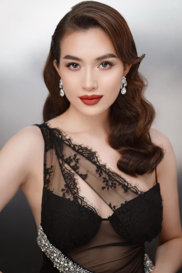 Hà Kiều Anh mặc váy xẻ vòng 1 nóng bỏng, Đỗ Mỹ Linh diện mốt khoe nội y quyến rũ - Ảnh 8. Hà Kiều Anh mặc váy xẻ vòng 1 nóng bỏng, Đỗ Mỹ Linh diện mốt khoe nội y quyến rũ - Ảnh 8.