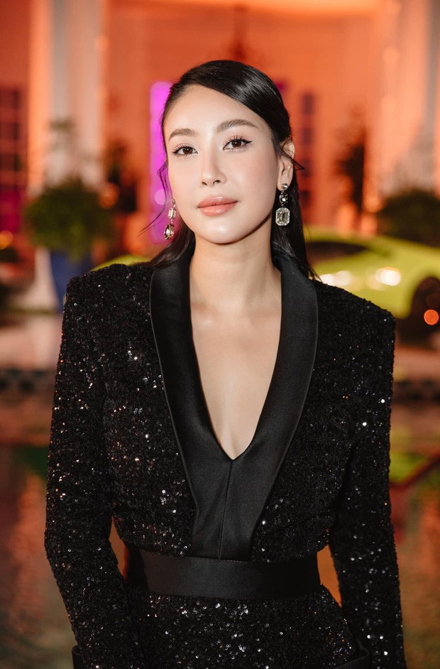 Hà Kiều Anh mặc váy xẻ vòng 1 nóng bỏng, Đỗ Mỹ Linh diện mốt khoe nội y quyến rũ - Ảnh 1. Hà Kiều Anh mặc váy xẻ vòng 1 nóng bỏng, Đỗ Mỹ Linh diện mốt khoe nội y quyến rũ - Ảnh 1.