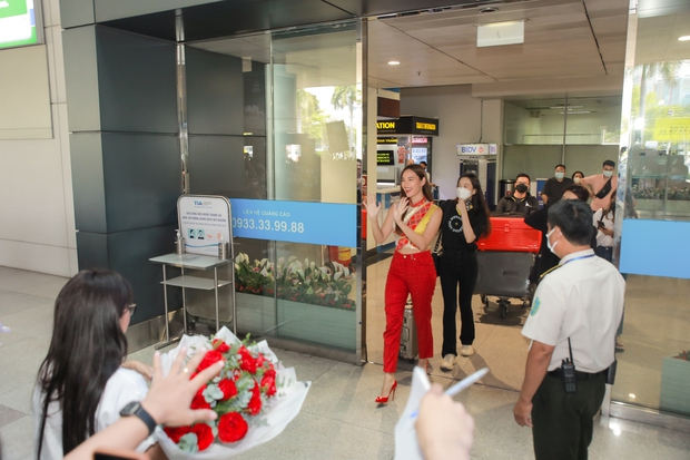 Cận nhan sắc Catriona Gray - Miss Universe 2018 đến Việt Nam, 1 hành động đẹp ghi điểm với fan - Ảnh 3. Cận nhan sắc Catriona Gray - Miss Universe 2018 đến Việt Nam, 1 hành động đẹp ghi điểm với fan - Ảnh 3.
