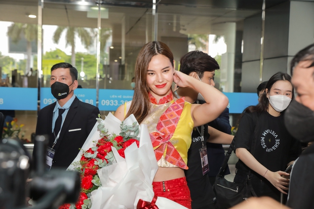 Cận nhan sắc Catriona Gray - Miss Universe 2018 đến Việt Nam, 1 hành động đẹp ghi điểm với fan - Ảnh 4. Cận nhan sắc Catriona Gray - Miss Universe 2018 đến Việt Nam, 1 hành động đẹp ghi điểm với fan - Ảnh 4.