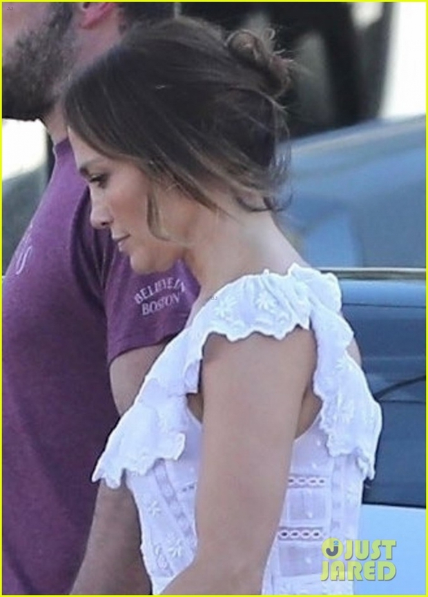 Jennifer Lopez lên đồ điệu đà, tình cảm nắm tay bạn trai trên phim trường - Ảnh 2. Jennifer Lopez lên đồ điệu đà, tình cảm nắm tay bạn trai trên phim trường - Ảnh 2.