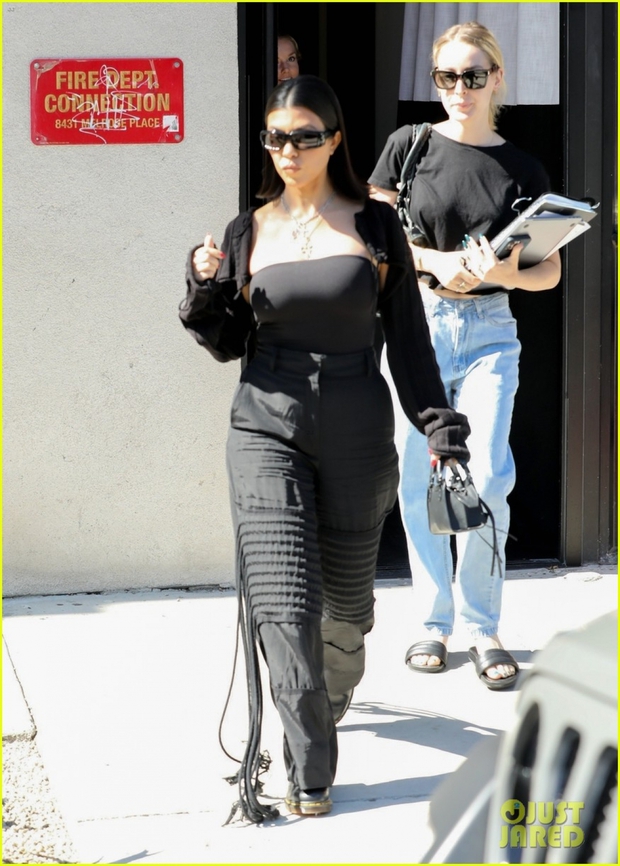 Kourtney Kardashian thanh lịch ra phố sau buổi chụp hình - Ảnh 1.