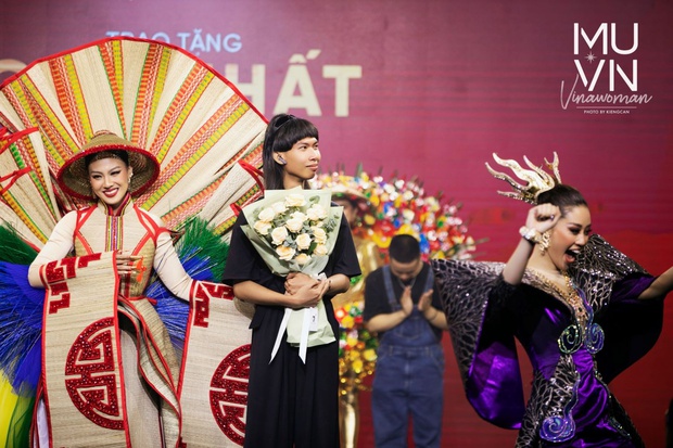 Tác giả Chiếu Cà Mau kể chuyện thiết kế cho tân Hoa hậu thi Miss Universe - Ảnh 1. Tác giả Chiếu Cà Mau kể chuyện thiết kế cho tân Hoa hậu thi Miss Universe - Ảnh 1.