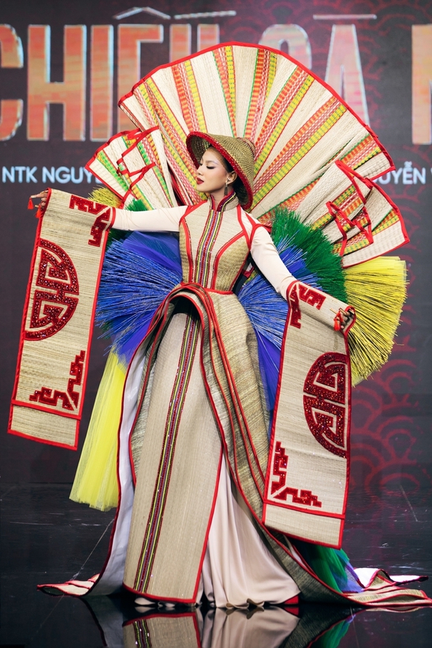 Tác giả Chiếu Cà Mau kể chuyện thiết kế cho tân Hoa hậu thi Miss Universe - Ảnh 2. Tác giả Chiếu Cà Mau kể chuyện thiết kế cho tân Hoa hậu thi Miss Universe - Ảnh 2.