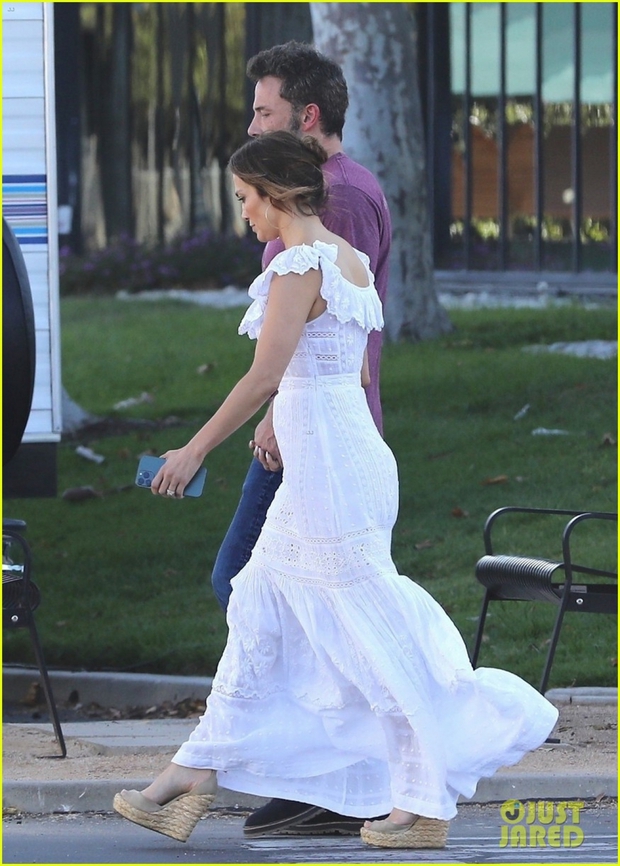 Jennifer Lopez lên đồ điệu đà, tình cảm nắm tay bạn trai trên phim trường - Ảnh 3. Jennifer Lopez lên đồ điệu đà, tình cảm nắm tay bạn trai trên phim trường - Ảnh 3.
