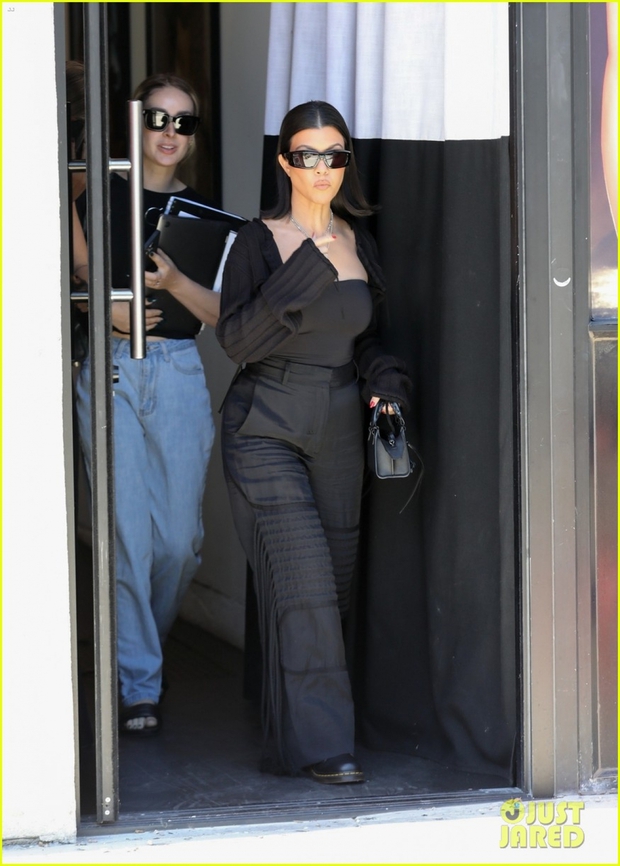 Kourtney Kardashian thanh lịch ra phố sau buổi chụp hình - Ảnh 4. Kourtney Kardashian thanh lịch ra phố sau buổi chụp hình - Ảnh 4.