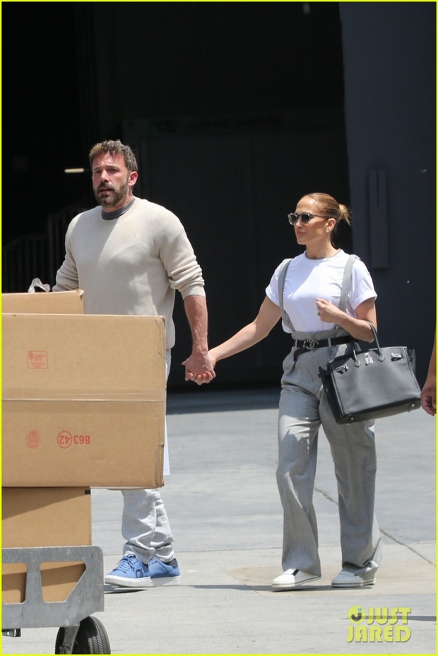 Jennifer Lopez lên đồ điệu đà, tình cảm nắm tay bạn trai trên phim trường - Ảnh 5. Jennifer Lopez lên đồ điệu đà, tình cảm nắm tay bạn trai trên phim trường - Ảnh 5.