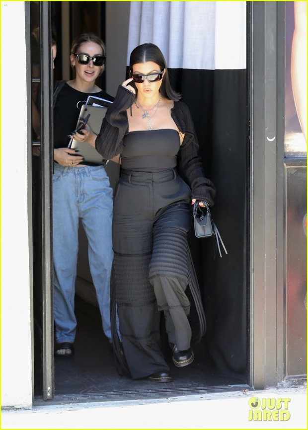 Kourtney Kardashian thanh lịch ra phố sau buổi chụp hình - Ảnh 5.