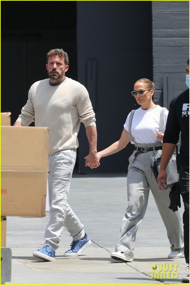 Jennifer Lopez lên đồ điệu đà, tình cảm nắm tay bạn trai trên phim trường - Ảnh 7. Jennifer Lopez lên đồ điệu đà, tình cảm nắm tay bạn trai trên phim trường - Ảnh 7.