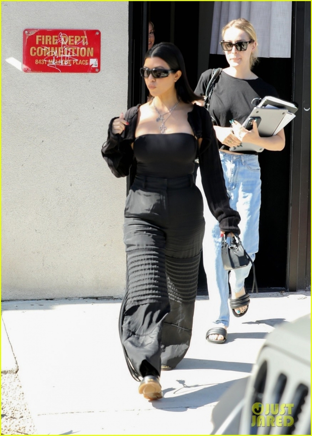 Kourtney Kardashian thanh lịch ra phố sau buổi chụp hình - Ảnh 7.