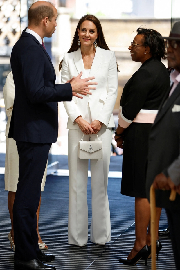 Công nương Kate mặc suit ngày càng đẹp xuất sắc, nhận được cơn mưa lời khen từ cư dân mạng - Ảnh 1.