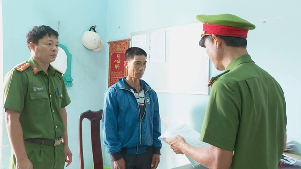 Bắt tạm giam người cha dùng kéo đâm trọng thương con trai - Ảnh 1. Bắt tạm giam người cha dùng kéo đâm trọng thương con trai - Ảnh 1.