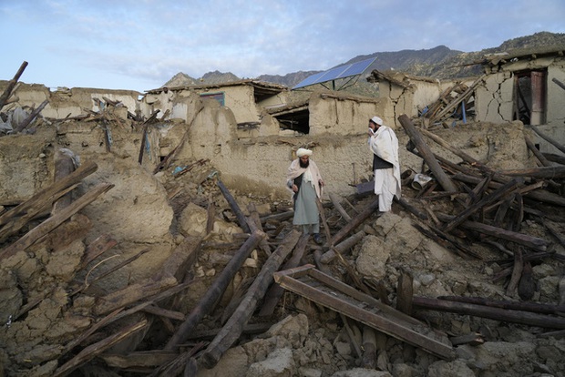 Afghanistan tìm kiếm nguồn cung cấp y tế khẩn cấp cho những người sống sót sau động đất - Ảnh 1.