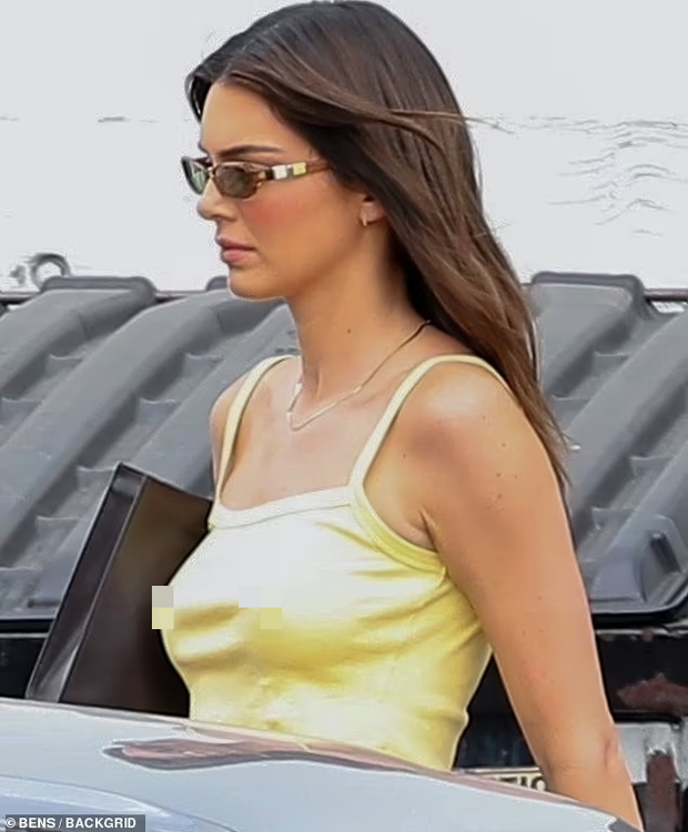 Kendall Jenner thả rông ra phố, lần đầu lộ diện buồn bã sau chia tay bạn trai - Ảnh 3.