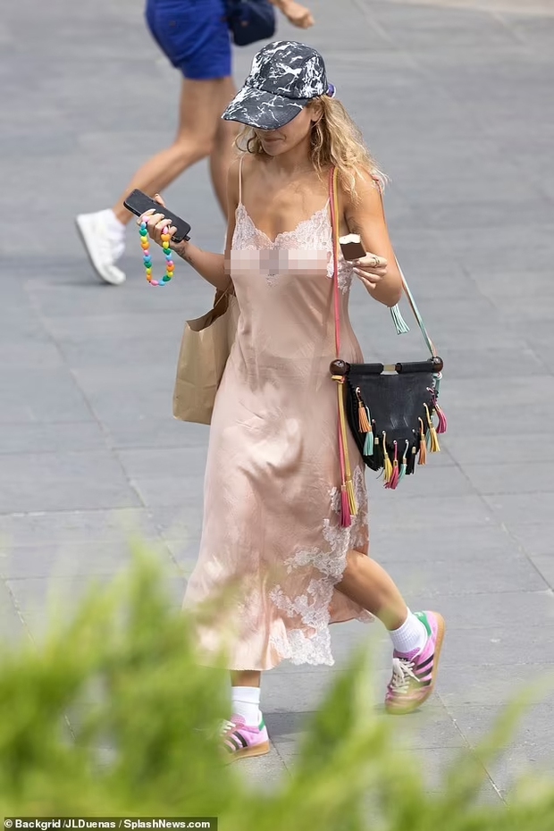 Rita Ora mặc váy ngủ không nội y ra phố - Ảnh 1.