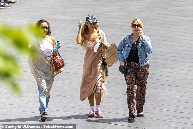 Rita Ora mặc váy ngủ không nội y ra phố - Ảnh 2.