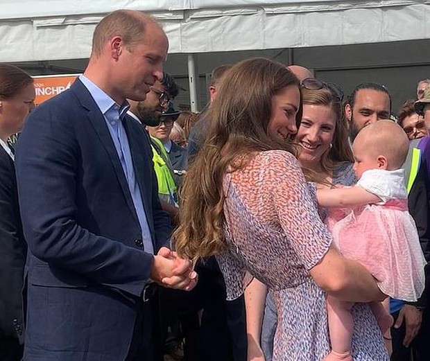 Công nương Kate mải mê bế em bé trong sự kiện, Hoàng tử William có động thái khiến mọi người thích thú - Ảnh 1.