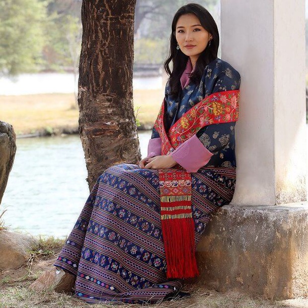 Hoàng hậu Bhutan đón sinh nhật với vẻ đẹp không tuổi, để Hoàng tử Rồng một mình làm nhiệm vụ hoàng gia ở tuổi lên 6 - Ảnh 2.