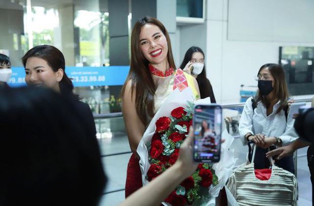 Không đi thi nhưng 2 người đẹp này đang gây sốt tại Miss Universe Vietnam: Đẹp xuất sắc còn học cực giỏi, tốt nghiệp toàn trường top  - Ảnh 4.